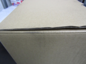 精密全天日射計 元箱 黒い汚れ 蓋縁の部分 段ボールの層 めくれ 浮き