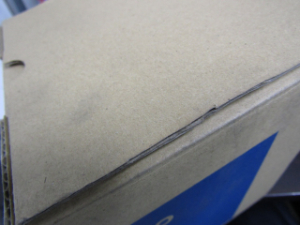 精密全天日射計 元箱 黒い汚れ 蓋縁の部分 段ボールの層 めくれ 浮き